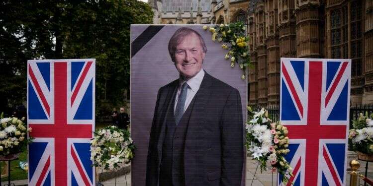 תמונתו של איימס מוצבת ליד הפרלמנט הבריטי, השבוע. צילום: AP