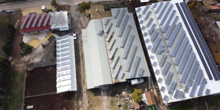 מערכת סולארית על גג של רפת ברמת הגולן.