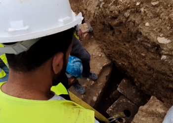 תא השיורתים הפרטי שנחשף. צילום מסך מתוך הסרטון שצילם גיל מזומן, עיר דוד תא שירותים מימי הבית הראשון התגלה בארמון הנציב