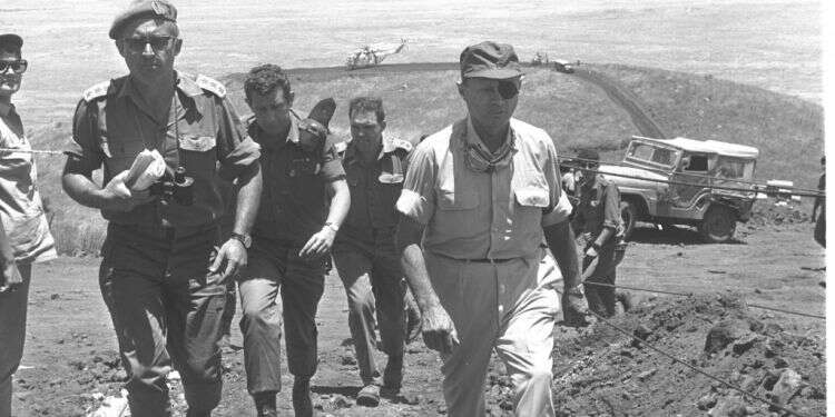 שר הביטחון משה דיין במהלך תרגיל צבאי בפיקוד הצפון, יוני 1971, צילום: משה מילנר, לע''מ צריך לבנות תפיסת ביטחון חדשה גם אם המחיר הוא מלחמה תמידית