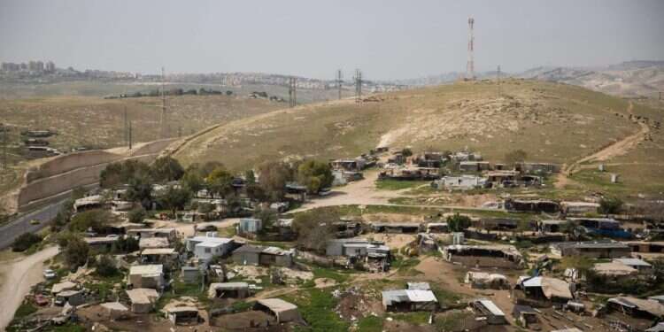 חאן אל־אחמר ליד כביש 1 לכיוון ירושלים. ברקע: מגדלי מעלה־אדומים. צילום: יונתן זינדל - פלאש 90 בניגוד לטענות המדינה – בחאן אל אחמר מצהירים: "אין שום משא ומתן"