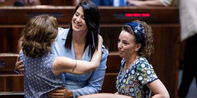 חברות הכנסת עידית סילמן, שירלי פינטו ותמר זנדברג בהשבעת הכנסת, יוני 2021 צילום: יונתן זינדל, פלאש 90 הציוץ שפגע: אי אפשר להגן על ימינה