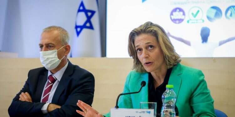 אלרעי־פרייס במסיבת עיתונאים. צילום: אוליבייה פיטוסי, פלאש 90