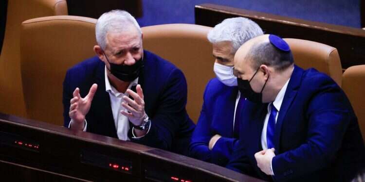 בנט, לפיד וגנץ במליאת הכנסת, בחודש הקודם. צילום: אוליבייה פיטוסי, פלאש 90