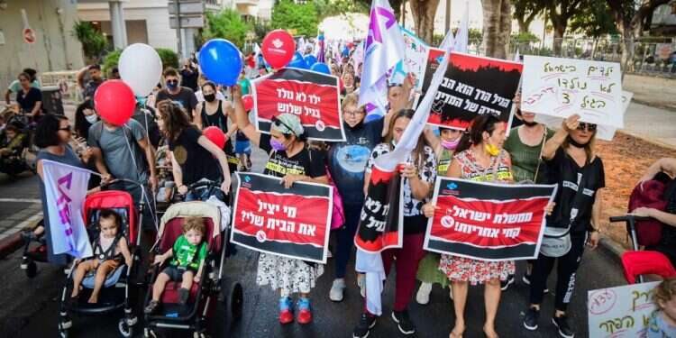 הפגנת הורים ומטפלות בתל אביב, שלשום. צילום: אבשלום ששוני - פלאש 90 לא רק אלמנות ויתומי צה"ל: ארגון ידידי צה"ל בארה"ב מקצץ בתמיכה בארגונים למען החיילים