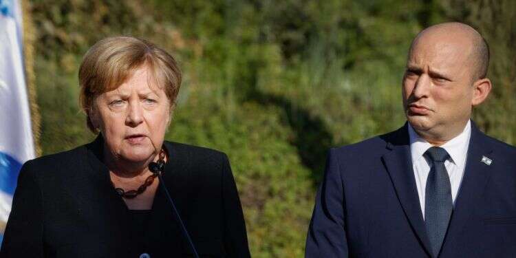 בנט עם קנצלרית גרמניה אנגלה מרקל, במוזיאון יד ושם בשבוע שעבר צילום: אוליבייה פיטוסי, פלאש 90 רגע לפני התקציב, בנט ממשיך לחפש בייס