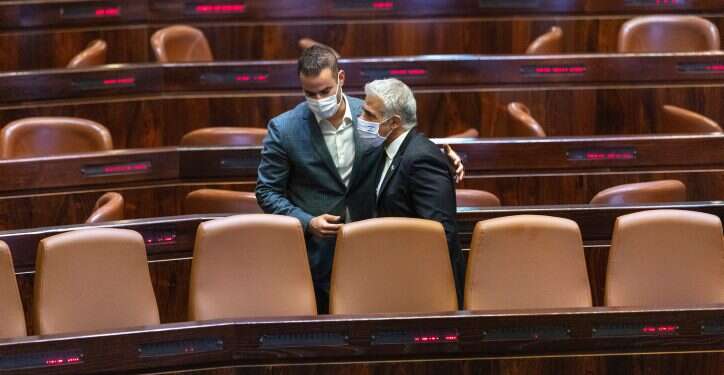 שר החוץ יאיר לפיד עם חבר מפלגתו יוראי להב-הרצנו. צילום: אוליבייה פיטוסי/פלאש90