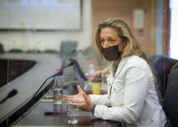 סערה בוועדת חוקה: עימות בין ד"ר אלרעי פרייס ל"מועצת החירום הציבורית"