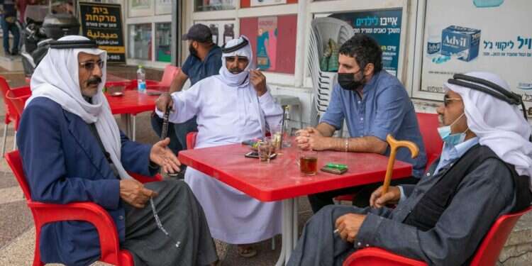 אבו מעדי (משמאל) . צילום: יוסי אלוני "האמת – אני מפחדת לצאת בערב עם הילדים"