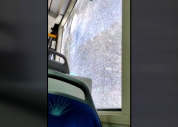 תיעוד של חלון מנופץ באוטובוס בירושלים. צילום מסך, N12 היחס הסלחני לאלימות הערבית בתקשורת רק מקרב את האירוע הבא