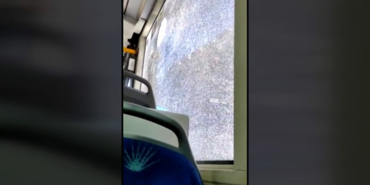 תיעוד של חלון מנופץ באוטובוס בירושלים. צילום מסך, N12 היחס הסלחני לאלימות הערבית בתקשורת רק מקרב את האירוע הבא