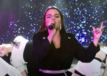 מכונת הלהיטים: הדמות מאחורי השירים שחורכים את הרדיו