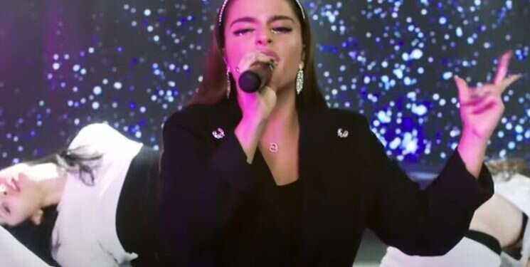 מכונת הלהיטים: הדמות מאחורי השירים שחורכים את הרדיו