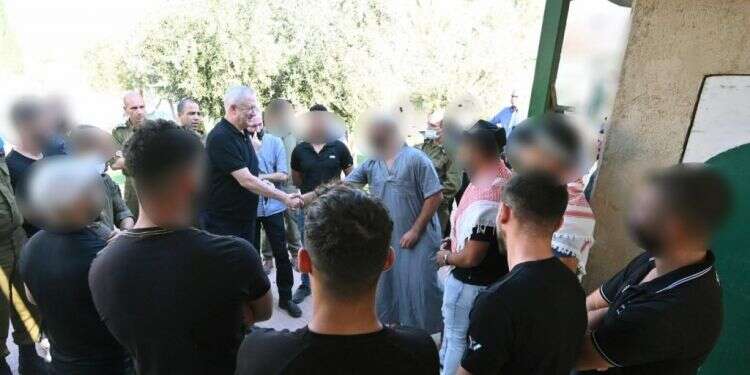 בני גנץ נגד שאר העולם, או ההפך