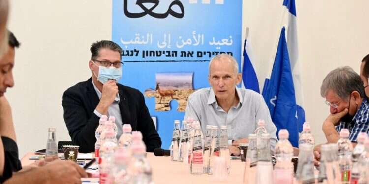 השר לביטחון הפנים עומר בר-לב בכנס חירום בדרום השר עומר בר-לב נכח בכנס חירום בדרום: "אין לציבור סבלנות, ובצדק"