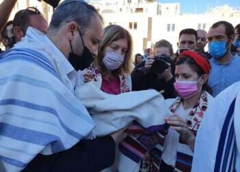 ח"כ קריב ניצל את חסינותו וסייע לנשות הכותל