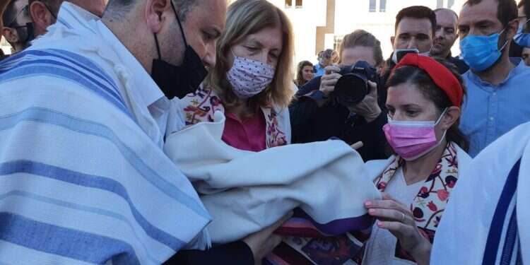 ח ח"כ קריב ניצל את חסינותו וסייע לנשות הכותל