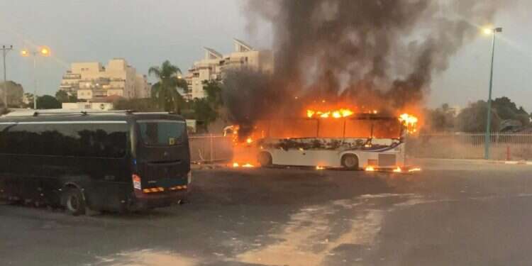 האוטובוס שהוצת ברמלה. צילום: תיעוד מבצעי כבאות והצלה לישראל. "השטח בוער והפרעות פה": הצתת אוטובוס שלישית השבוע ברמלה