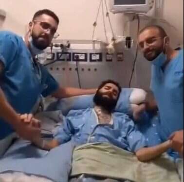 האחים מקפלן שהצטלמו עם המחבל שובת הרעב, מקדאד אל-קוואסמי. צילום מסך מתוך הסרטון שהעלו לרשת האחים בבית החולים קפלן שהצטלמו עם מחבל חמאס יישארו בתפקידם