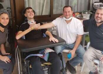 בניה פרץ שנפצע קשה בפיגוע בצומת תפוח החל להניע את ידיו