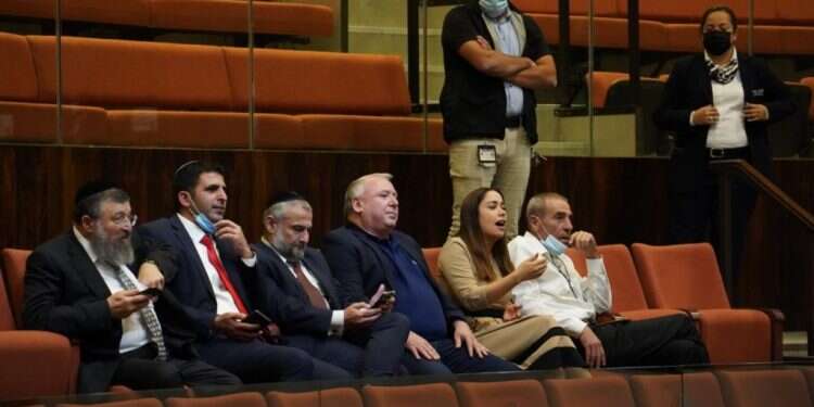 נתניהו: "כשבנט יושב על כיסא רה"מ זה פתטי ואפילו מסוכן"