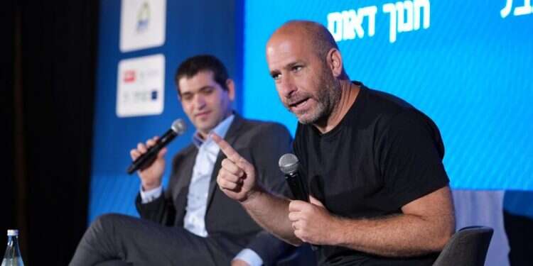 חנוך דאום ואריאל שנבל בוועידת הגולן. צילום: אנצ'ו גוש ג'יני ועידת הגולן לכלכלה ופיתוח אזורי