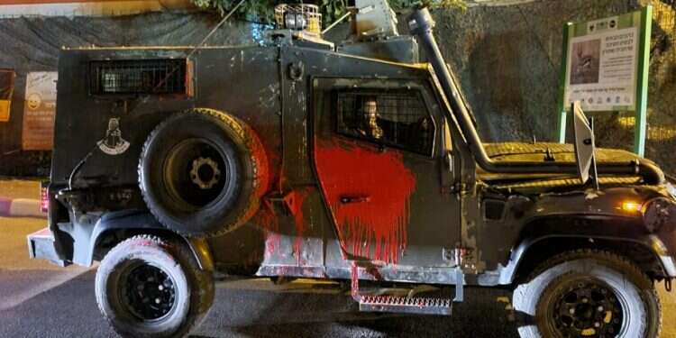 ניידת מג התפרעויות אלימות במהלך פינוי אוהל ביצהר; לוחם מג"ב נפצע קל