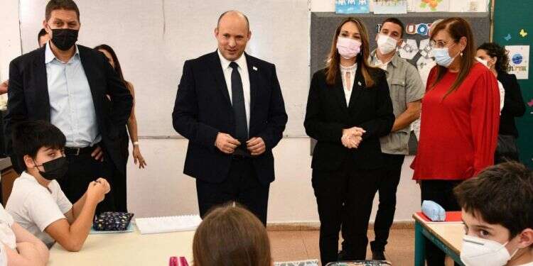 ראש הממשלה בנט בבית הספר ע רה"מ בנט: "שוברים את גל הדלתא, יש מספיק בדיקות לכולם"