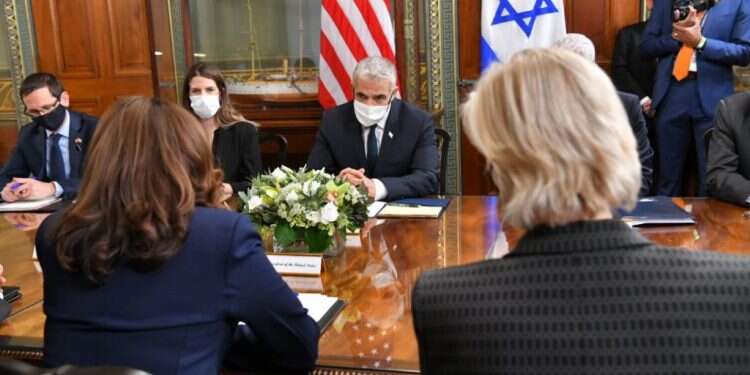 שר החוץ יאיר לפיד נפגש עם סגנית נשיא ארה על התפריט בוושינגטון: מדינה פלסטינית, איראן ו"צעדים חד-צדדיים"