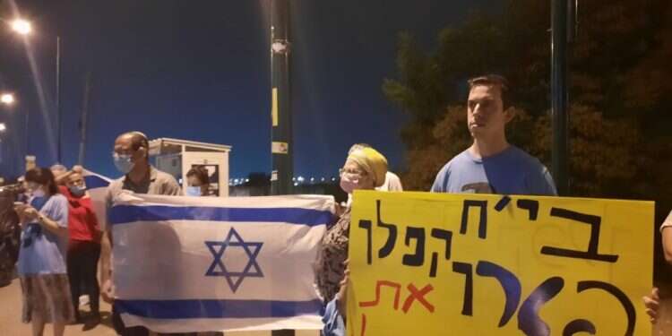 "מי שתומך בטרור צריך לשלם מחיר": מחאה בבית החולים קפלן