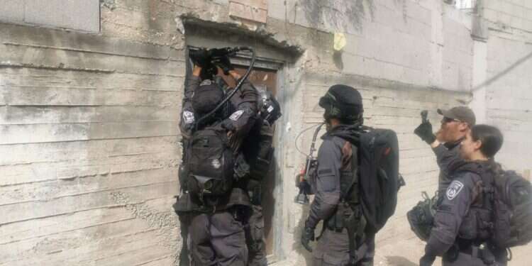 שוטרים בעת הריסת המבנה בטייבה. צילום: דוברות המשטרה טייבה: המשטרה הרסה מבנה שהוקם בניגוד לחוק