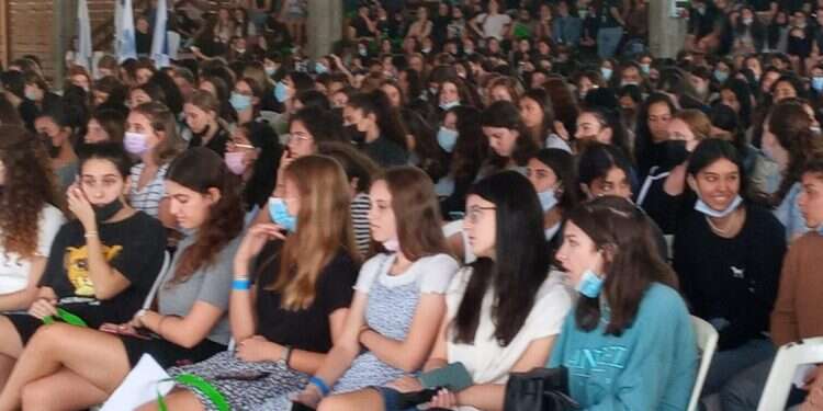 "מעמד מרגש": 1,300 בנות דתיות, בוגרות החמ"ד ביקרו בבקו"ם