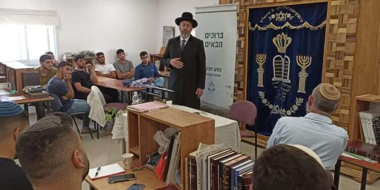 הרב לאו מדבר בישיבת  "התרשמתי מאוד מהעולם התורני": הרב דוד לאו ביקר בהר חברון