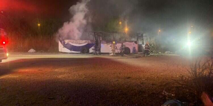 אוטובוס שהוצת ברמלה האלימות ברמלה לא נרגעת: אוטובוס נוסף הוצת ברמלה