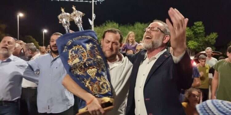 10 חודשים לפיגוע המזעזע: ספר תורה לע"נ אסתר הורגן הוכנס ביישוב טל מנשה