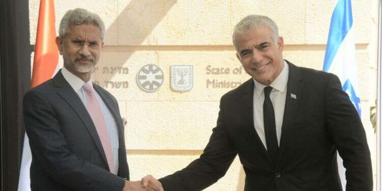 שר החוץ לפיד ושר החוץ ההודי ג'אישנקר בחתימת ההסכם בין הודו לישראל. צילום: אבי חיון, משרד החוץ "בת ברית חשובה ביותר": לפיד נפגש עם עמיתו ההודי
