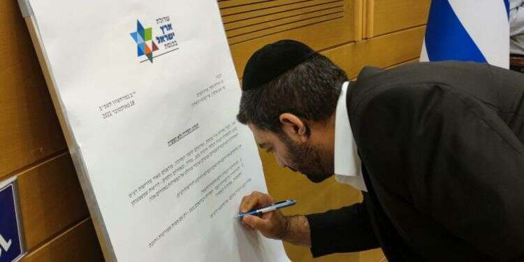 חותמים על המכתב. צילום: שדולת ארץ ישראל "יקופלו עם משתיק קול": מחאה נגד הכוונה להלבין בנייה ערבית בלתי חוקית