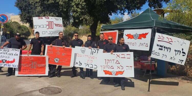 לוחמי אש במחאה על פקודת הזקן פקודת זקן: לוחמי אש יאלצו לגלח את זקנם