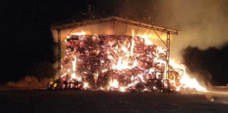 המתבן שנשרף בקיבוץ הסמוך לקריית שמונה, הלילה בתום מרדף משטרתי: נעצרו שני מציתי מתבן וטרקטור בצפון