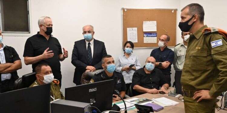 שר הביטחון בביקור בטייבה. צילום: אריאל חרמוני, משרד הביטחון שר הביטחון בטייבה: "חייבים להיות עמוק בתוך הירוק"