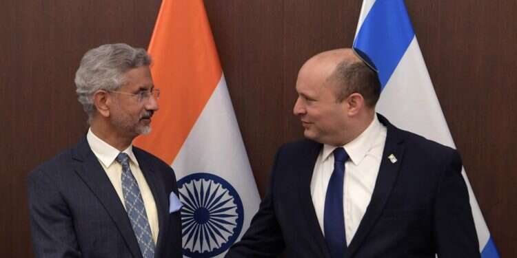 בנט עם שר החוץ ההודי. צילום: עמוס בן גרשום - לע בדרך לפגישה רשמית בהודו: בנט נפגש עם שר החוץ ההודי