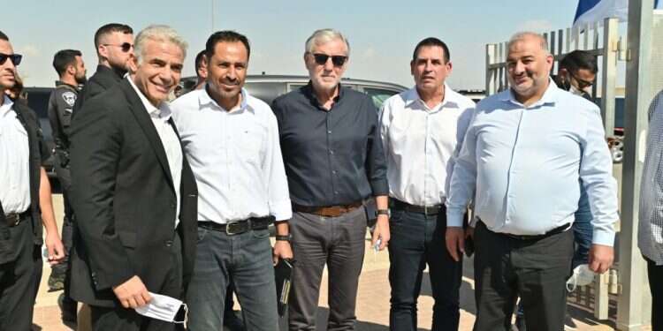 שר החוץ יאיר לפיד הודיע על הלבנת שלושה יישובים ראשונים בפזורה הבדואית