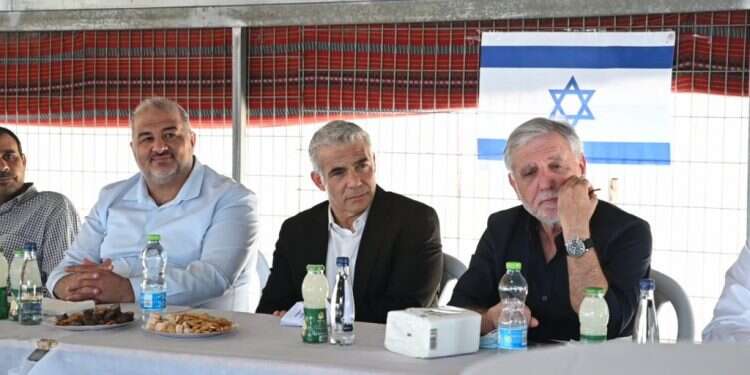 מאיר כהן, יאיר לפיד, מנסור עבאס. יש עתיד בסיור בנגב. צילום: אלעד גוטמן שר החוץ יאיר לפיד הודיע על הלבנת שלושה יישובים ראשונים בפזורה הבדואית