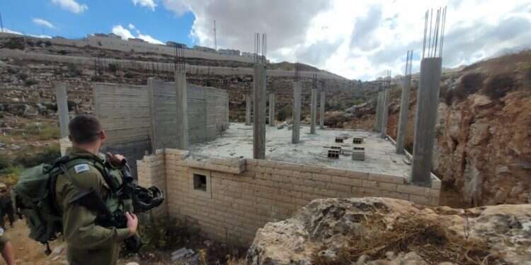 המנהל האזרחי הרס מבנים בלתי חוקיים צפונית לאפרת