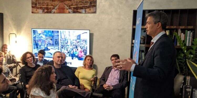 הנדל בפגישה עם הIAC, צילום: דוברות שר התקשורת הנדל התפלל בבית כנסת קונסרבטיבי בארה"ב: "מצב של פיקוח נפש"