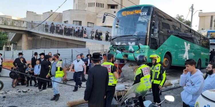 תאונה קשה בירושלים: אוטובוס פגע בנערות במעבר חציה