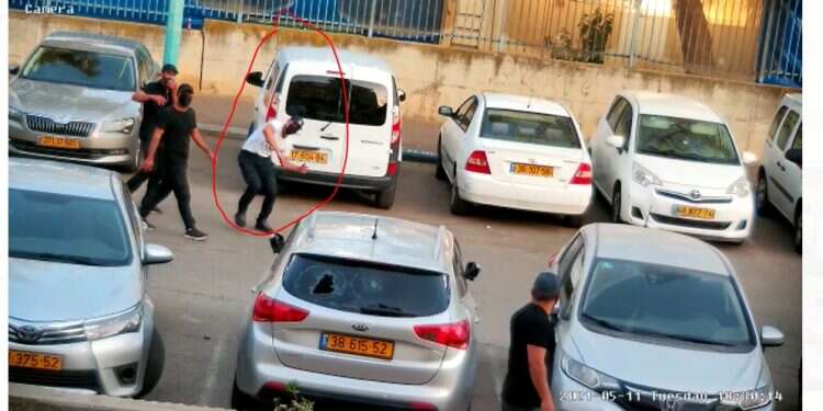 תצלום של מיידה האבן במצלמת אבטחה ערבי תושב לוד פצע אישה מבוגרת, האירוע תועד – אך התיק נסגר