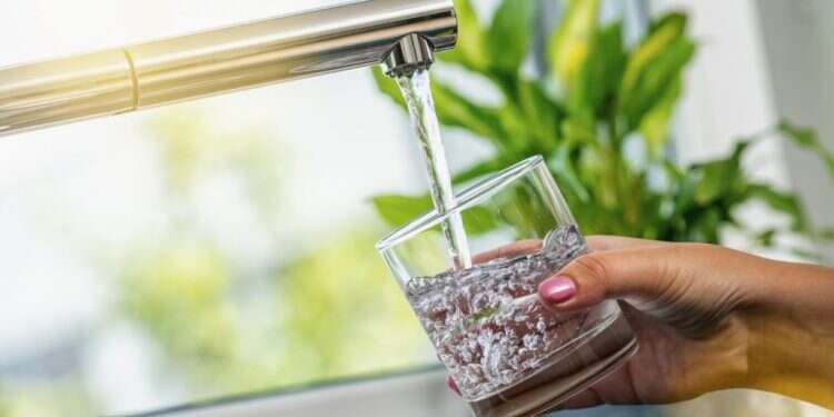 ברז מים. צילום: שאטרסטוק לראשונה מזה ארבע שנים: ירידה צפויה במחירי המים