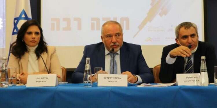 הנחה לזוגות צעירים ברכישת דירה. השרים אלקין, ליברמן ושקד מציגים את תוכנית הדיור. צילום: דוברות משרד האוצר "לא פתרון קסם של צעד אחד". הממשלה הציגה את תוכנית הדיור
