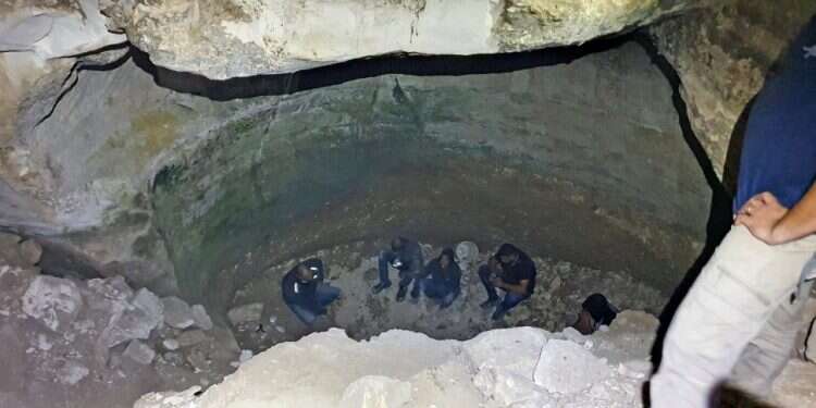 תפיסת חולית שודדי עתיקות מתל שבע. צילום: היחידה למניעת שוד ברשות העתיקות שוד עתיקות: שישה חשודים בדואים נלכדו בבור שחצבו באתר עתיקות